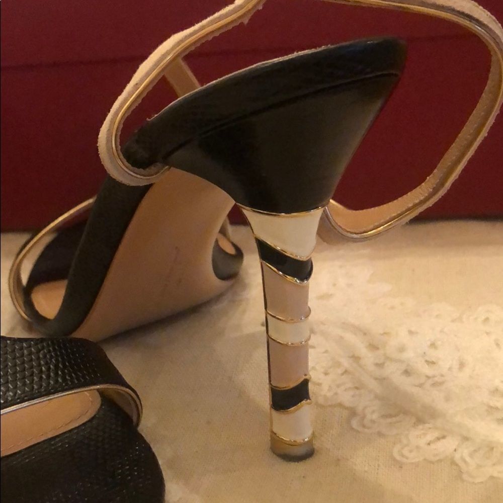 💲⬇️Salvatore Ferragamo T-Strap Monroe Sandals - Picture 10 of 11